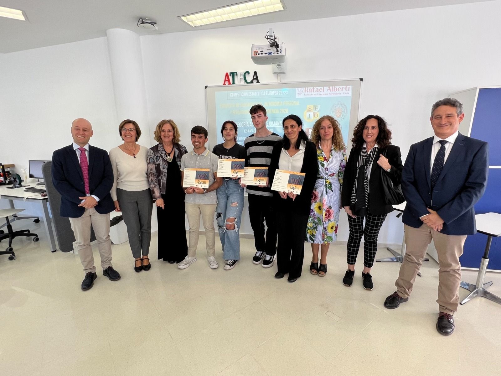 El instituto Rafael Alberti recibe un premio otorgado por el INE
