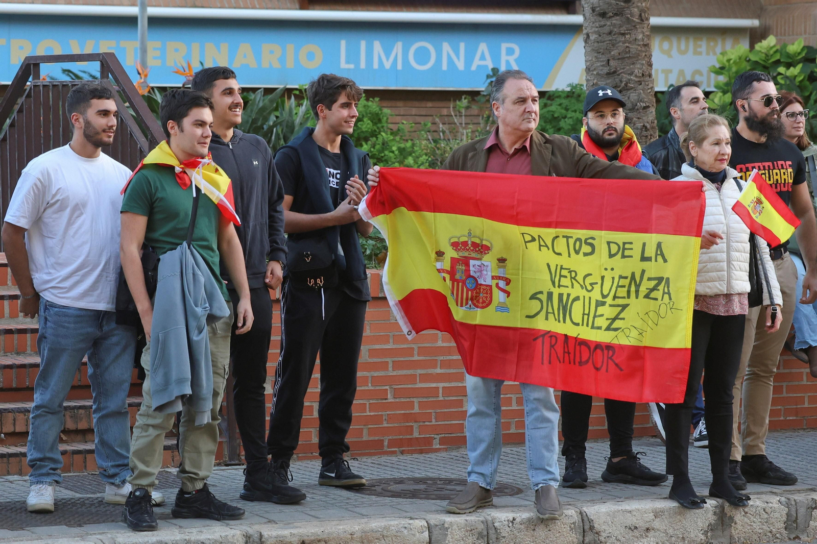 Las fotos de la protesta en Málaga contra Pedro Sánchez: "Se vende España por 7 votos" Las fotos de la protesta en Málaga contra Pedro Sánchez: "Se vende España por 7 votos"