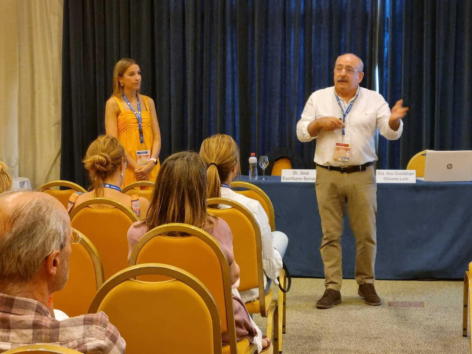 El doctor José Escribano, en una charla.