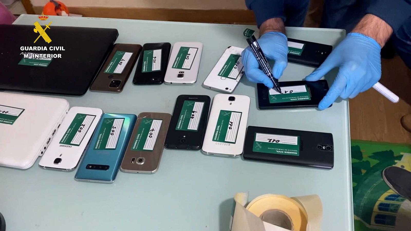 Los teléfonos móviles intervenidos al detenido en la operación.