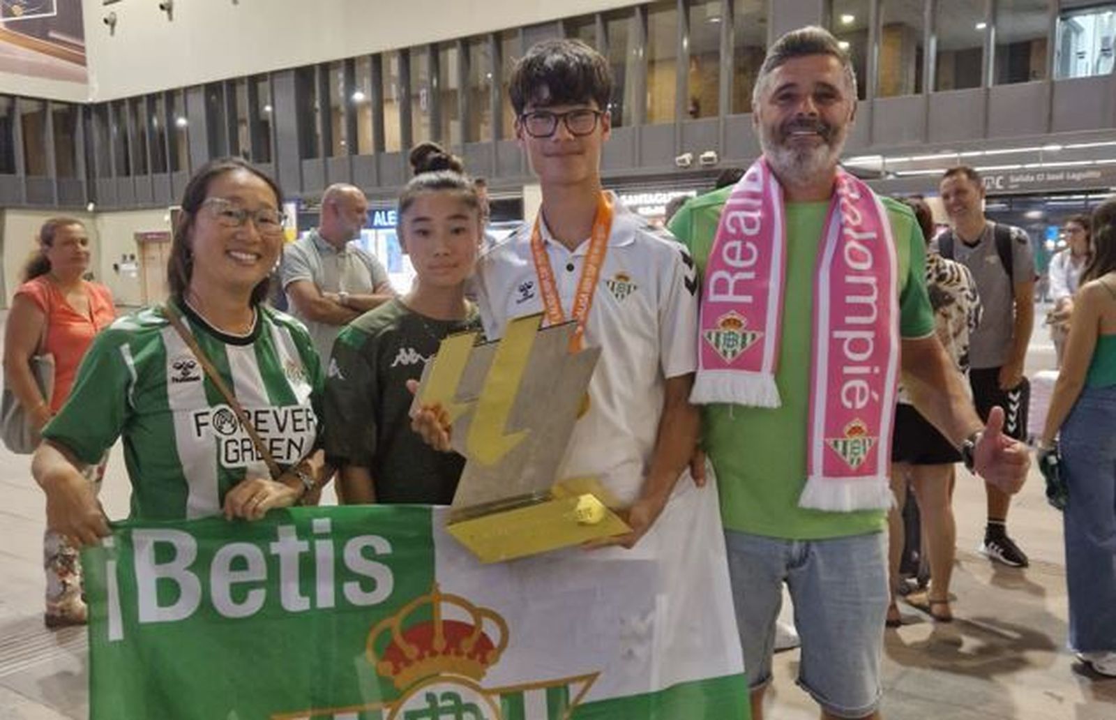 Kenta Banderas Yoshida, con su familia.