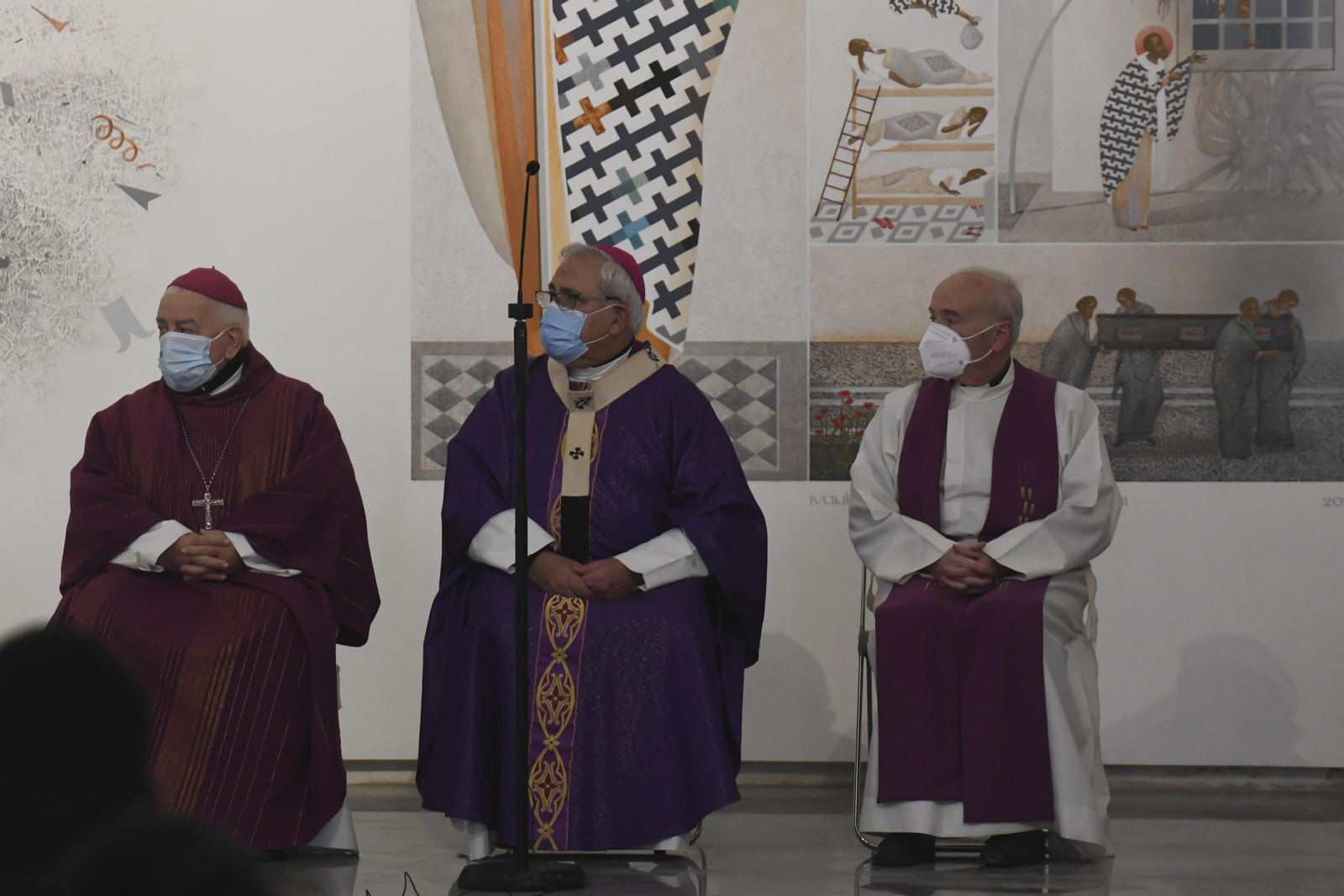 Tres sacerdotes durante una misa en la iglesia de San Nicolás en Granada