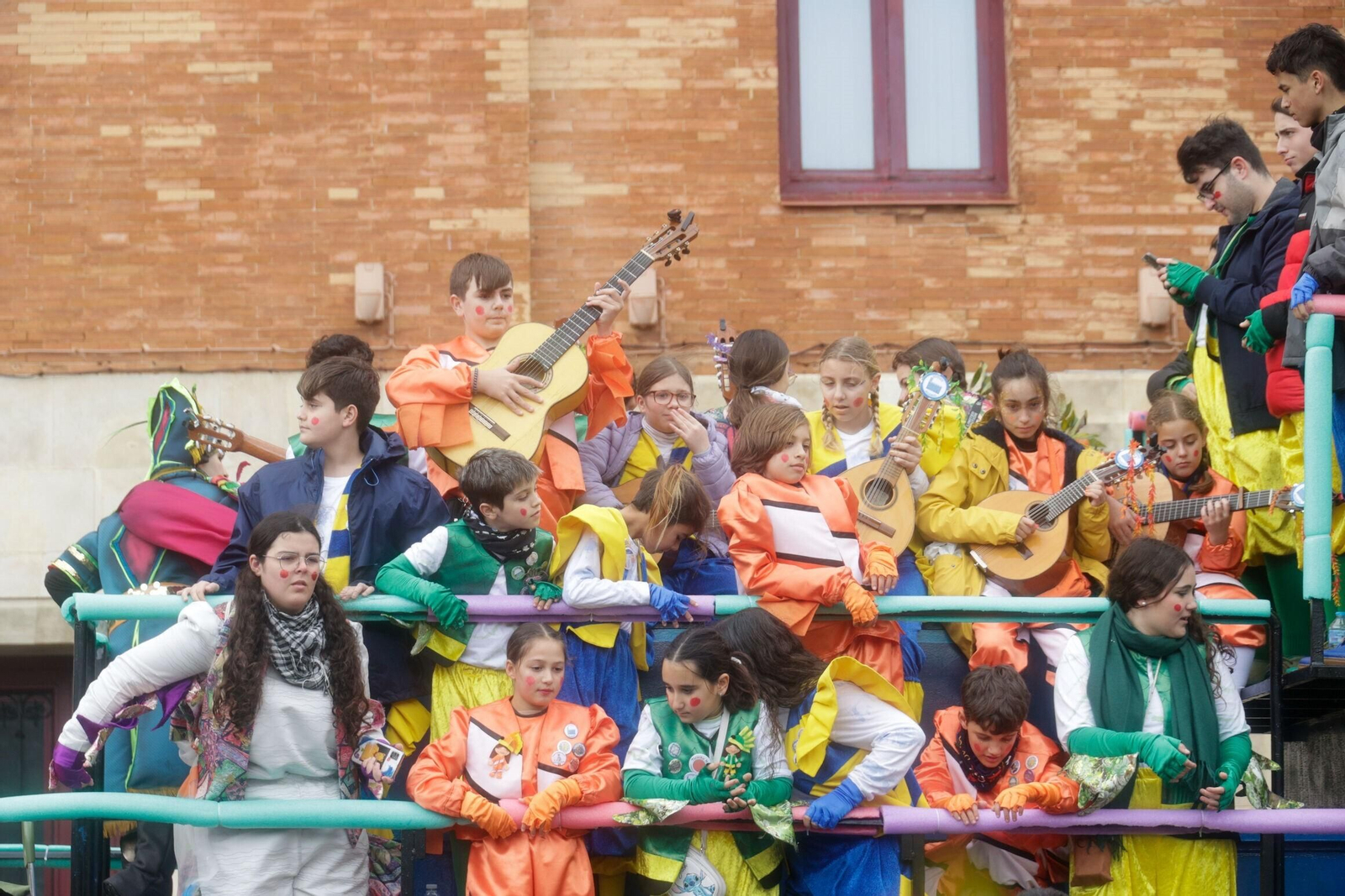 Las imágenes de un domingo de Carnaval en Cádiz pasado por agua
