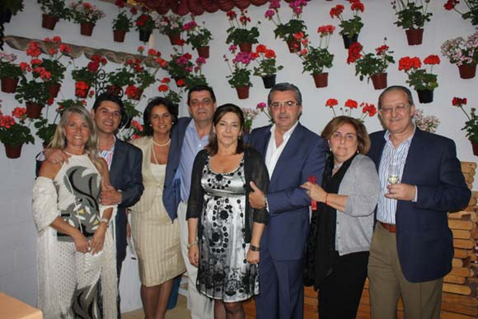 Bernardo, Gonzalo, Miguel e Ignacio, socios de la Peña Madridista, con sus esposas en la caseta de la peña portuense.

Foto: Fito Carreto