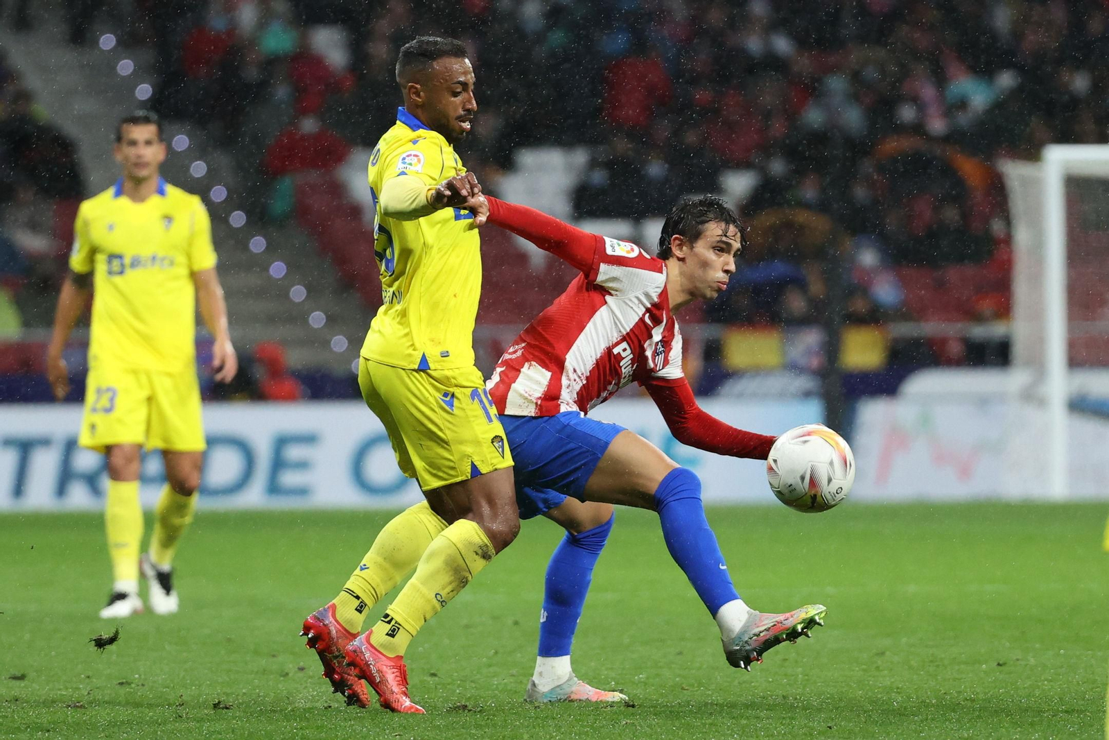 Carlos Akapo presiona el control de balón de Joao Felix.