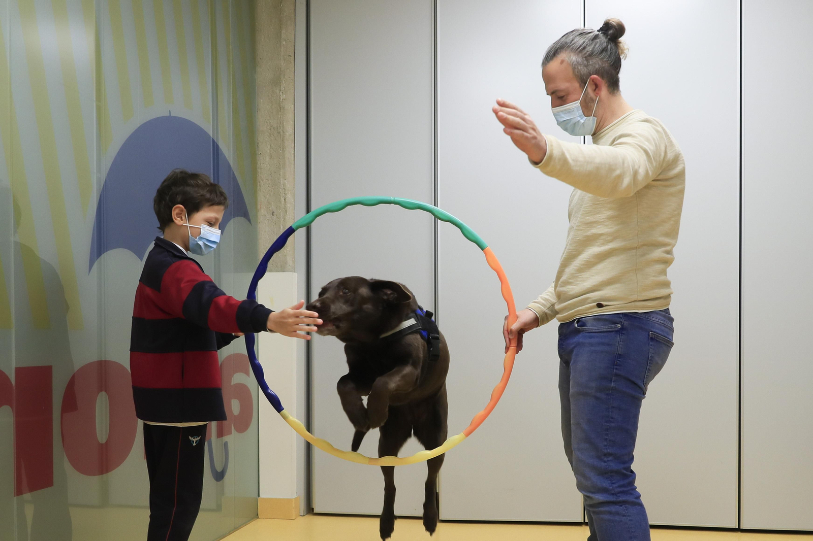 Sesión de terapia con la perrita Kira en el centro de rehabilitación de la Asociación Infantil de Oncología (Asion).