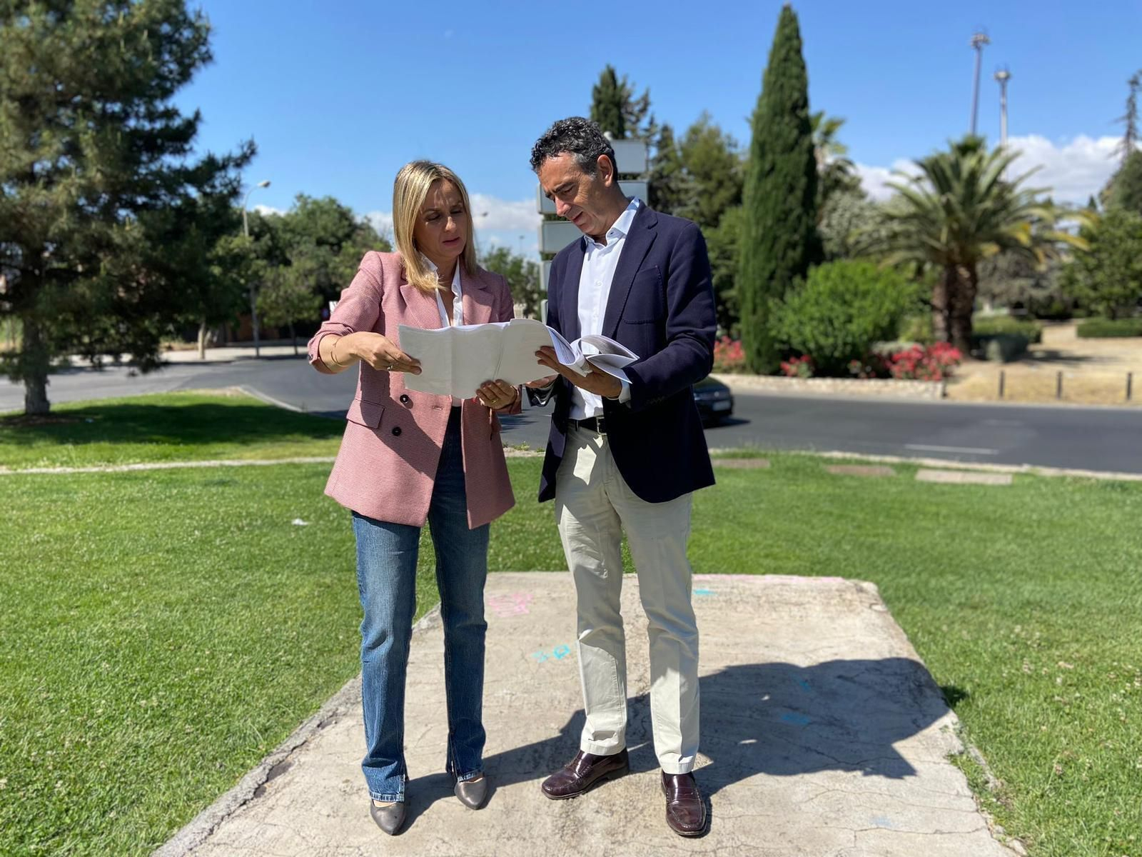 La candidata Marifrán Carazo junto a una rotonda de acceso a la Circunvalación de Granada