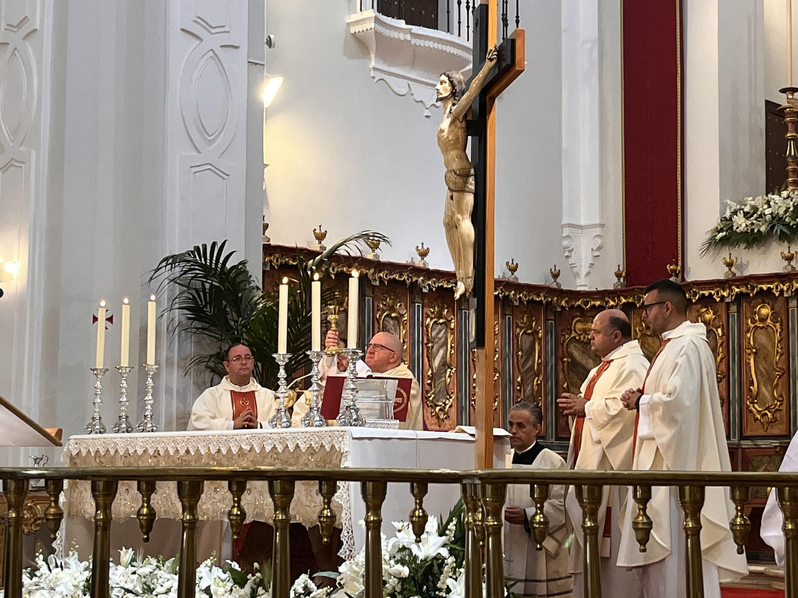 El obispo de Huelva en la misa de celebración de la solemnidad del Cuerpo y la Sangre de Cristo.