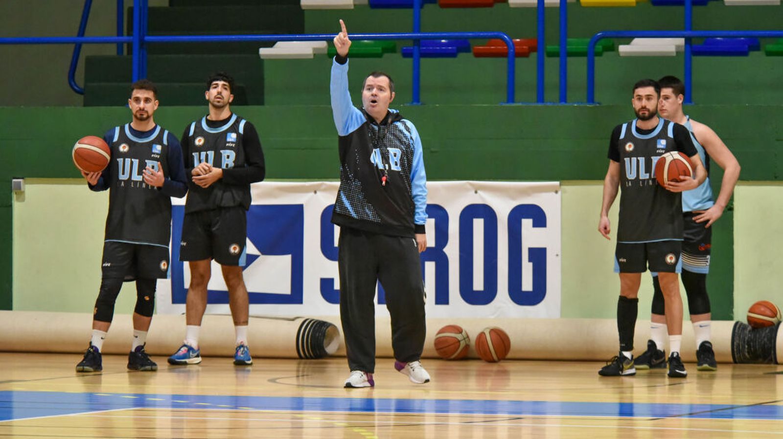 Vicente González da instrucciones durante un entrenamiento de la ULB