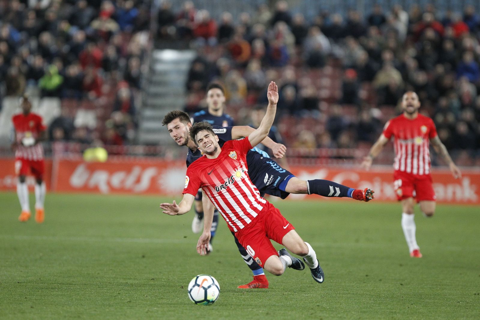 Pozo cae al suelo ante una entrada del central David García.