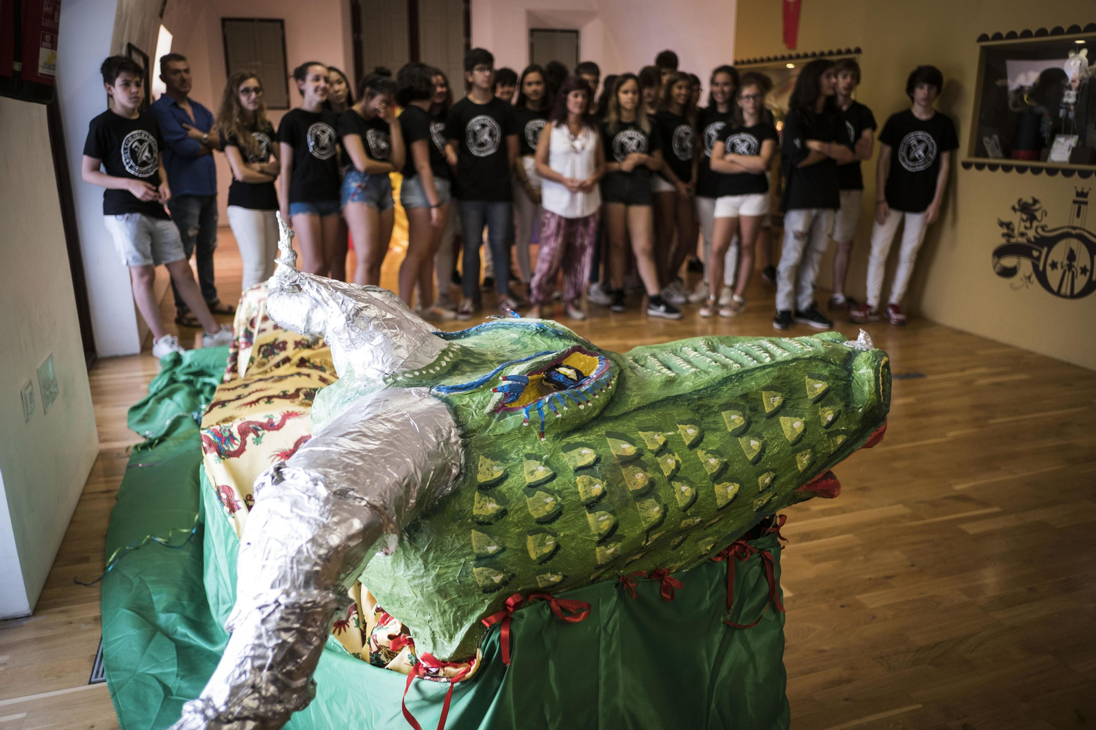 Un grupo de estudiantes ante uno de los muñecos que integran la exposición en el Museo del Títere.