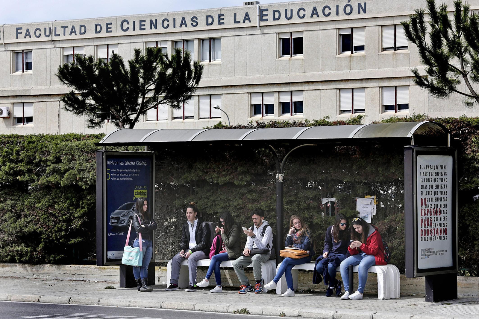 Universitarios esperan en el bus en el Campus de Puerto Real. Universitarios esperan en el bus en el Campus de Puerto Real.