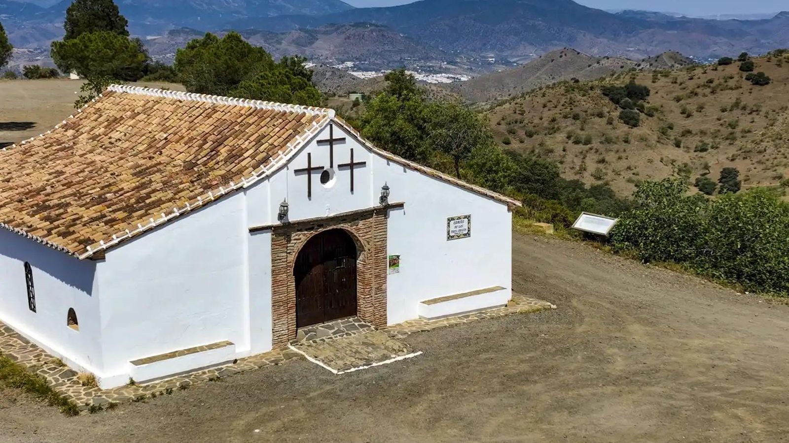 Un panorámica de la Ermita de las Tres Cruces.