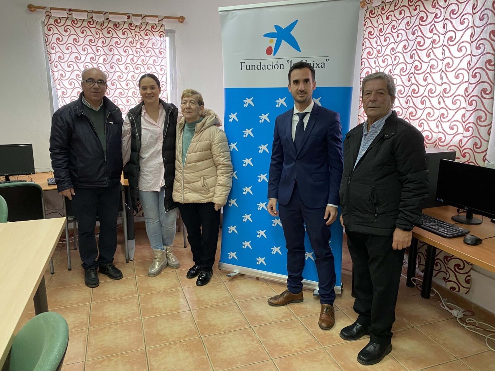 Los participantes en el acto de entrega de material posan tras el mismo