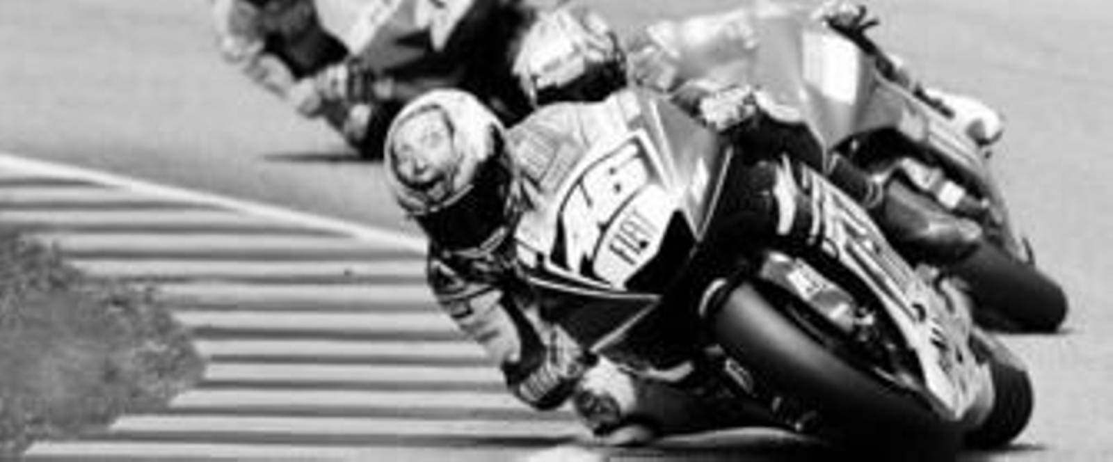 El italiano Valentino Rossi lidera el Gran Premio de Italia por delante del campeón del mundo, Casey Stoner.