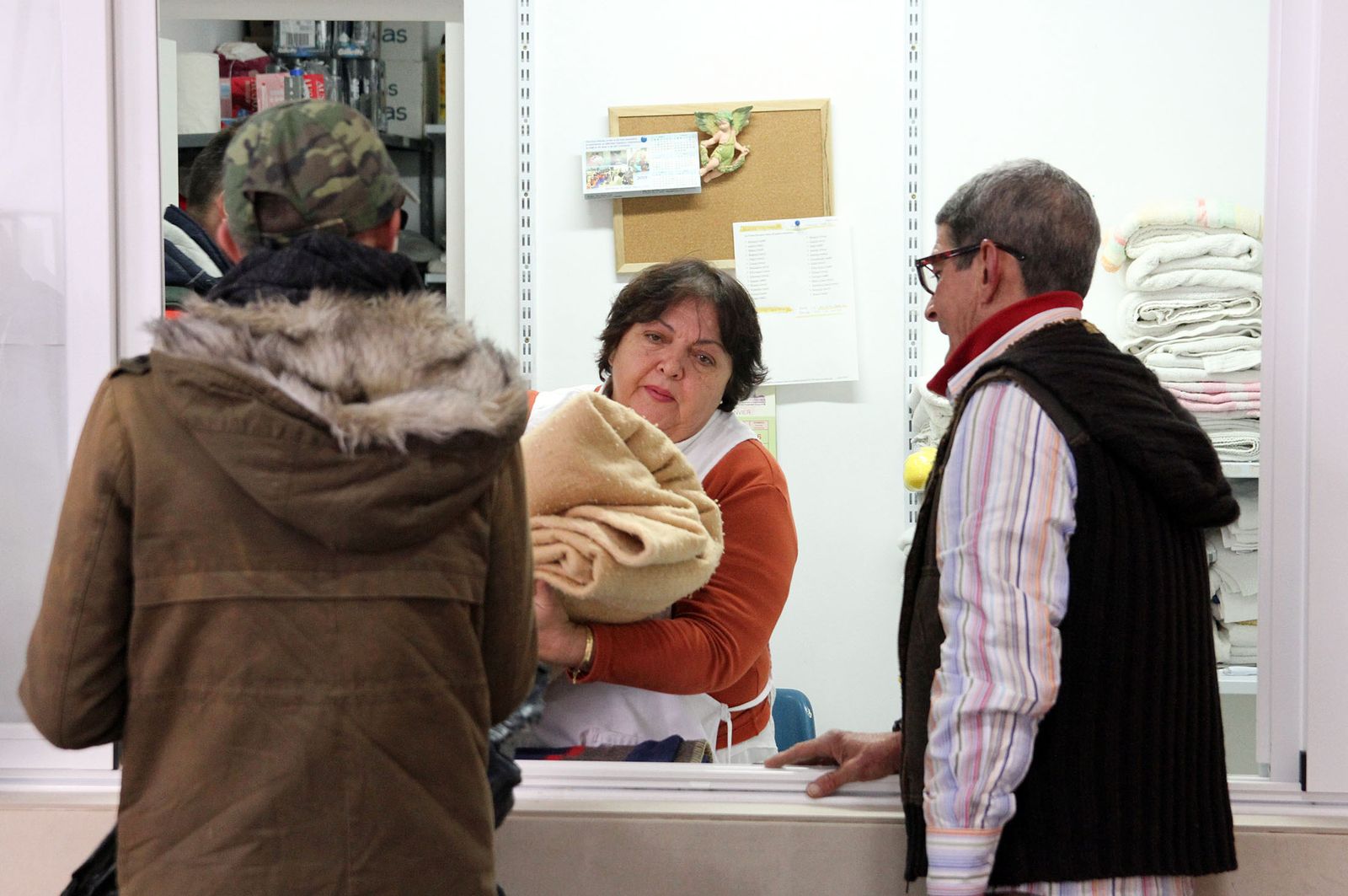 Actividad de Cáritas en uno de sus centros de la capital onubense.