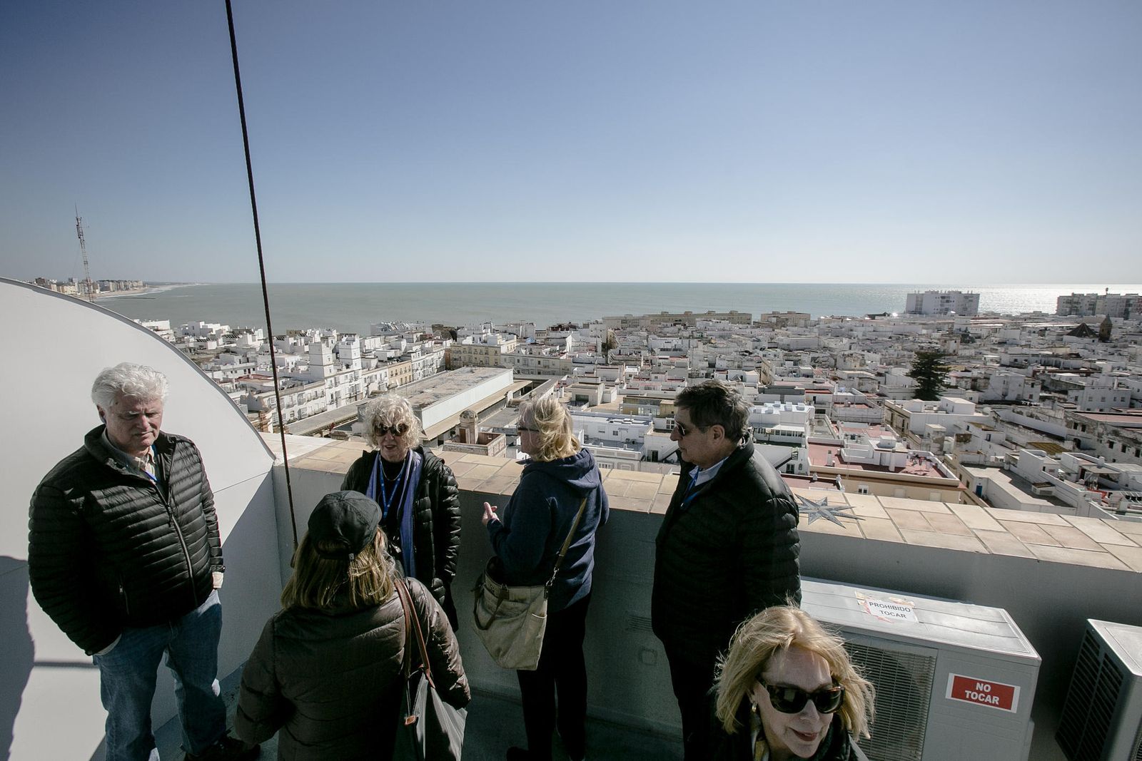 Agentes de la firma norteamericana, durante su visita a la Cámara Oscura de la Torre Tavira.