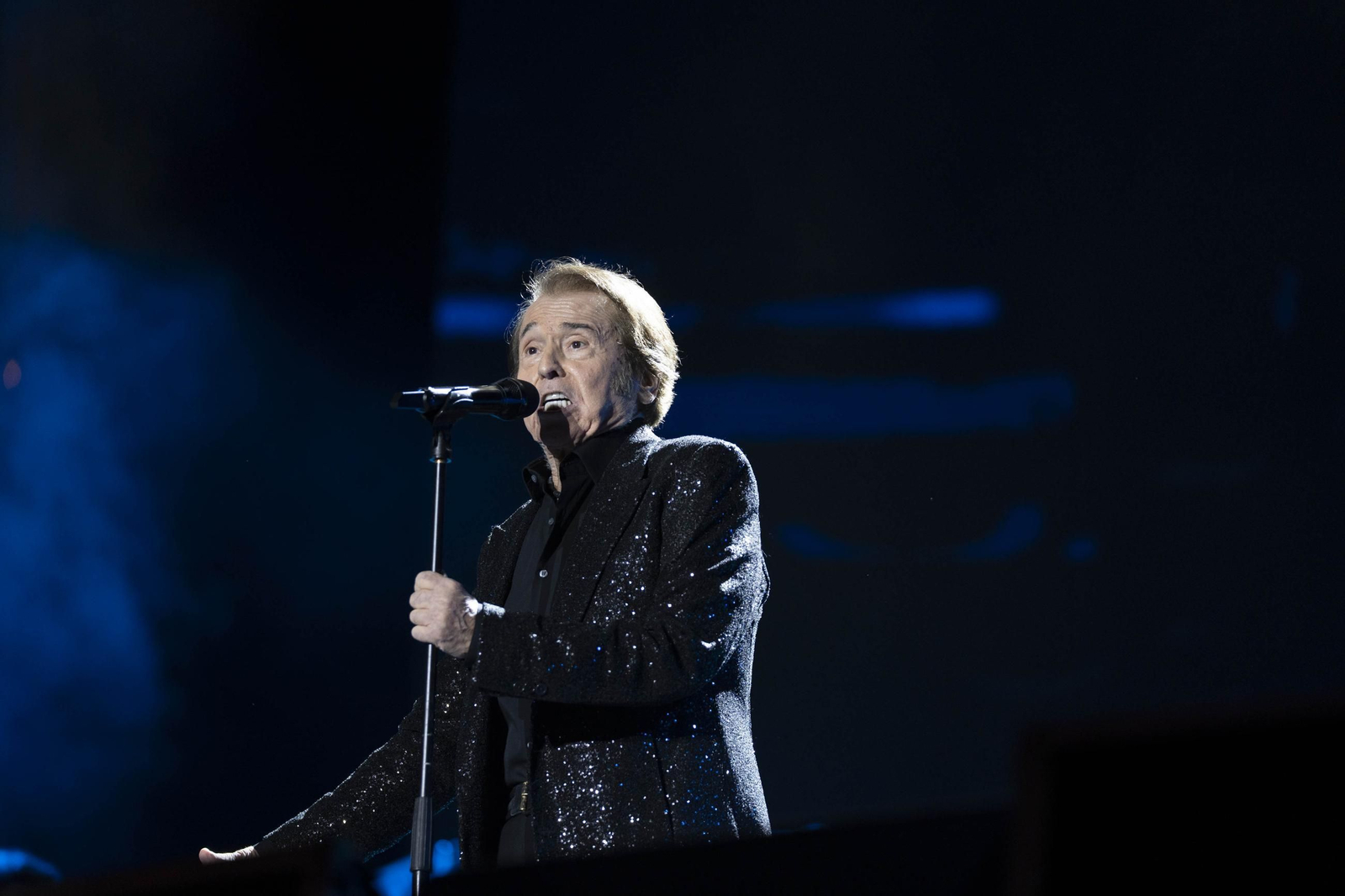 Las mejores imágenes del concierto de Raphael en la plaza de toros de Almería