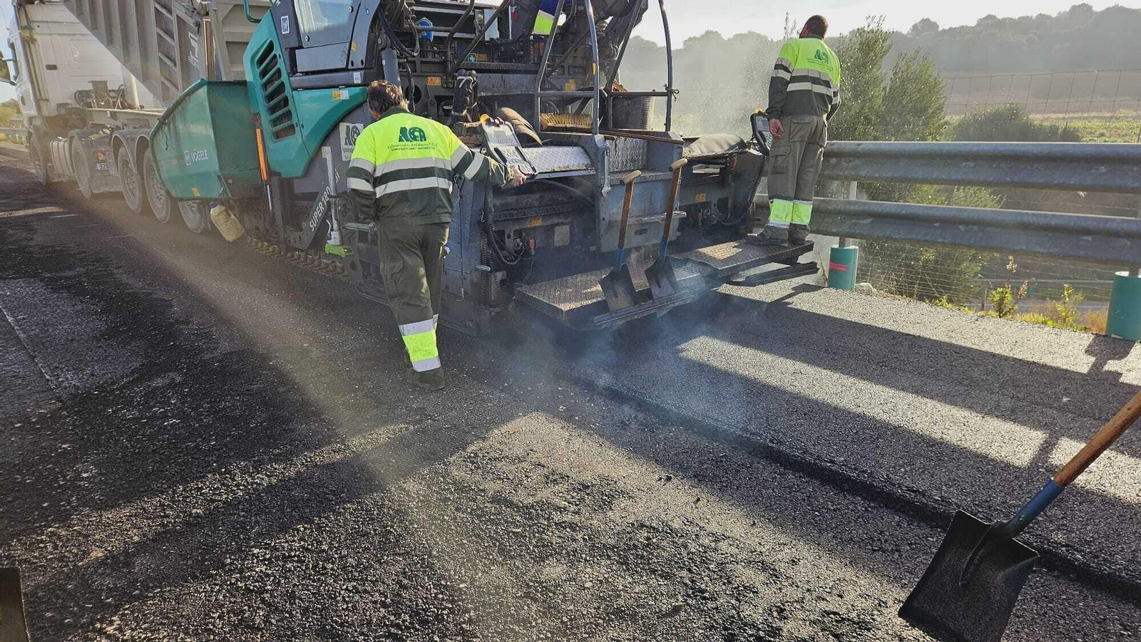 Operarios trabajando en el arreglo de la A-382 (autovía de Jerez a Arcos).