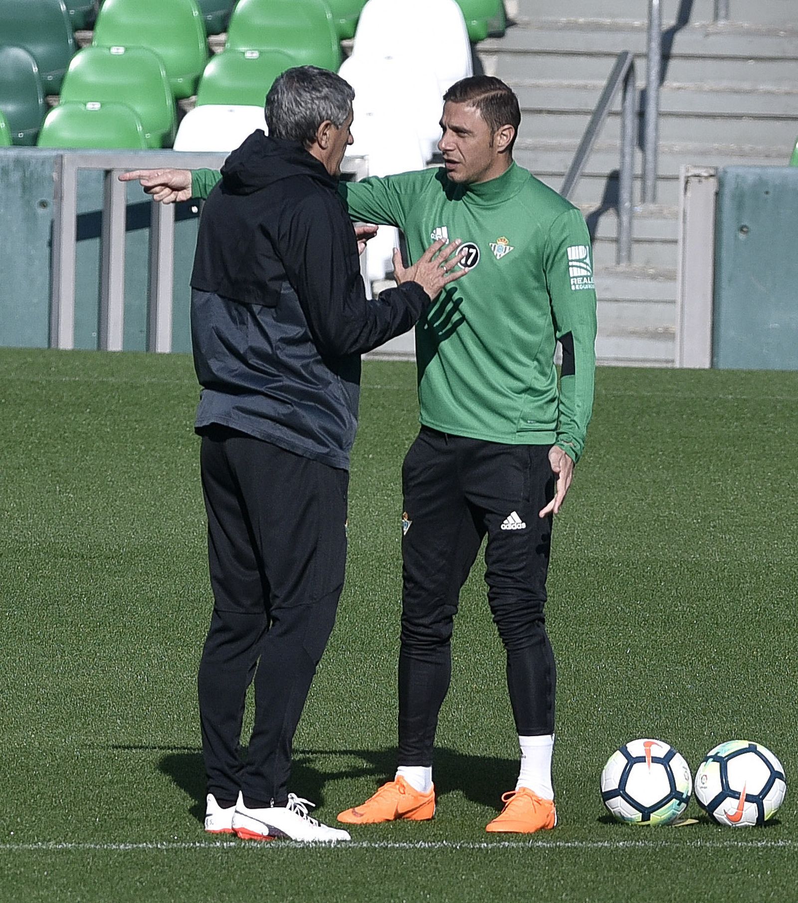 Joaquín dialoga con Quique Setién antes de comenzar el entrenamiento.
