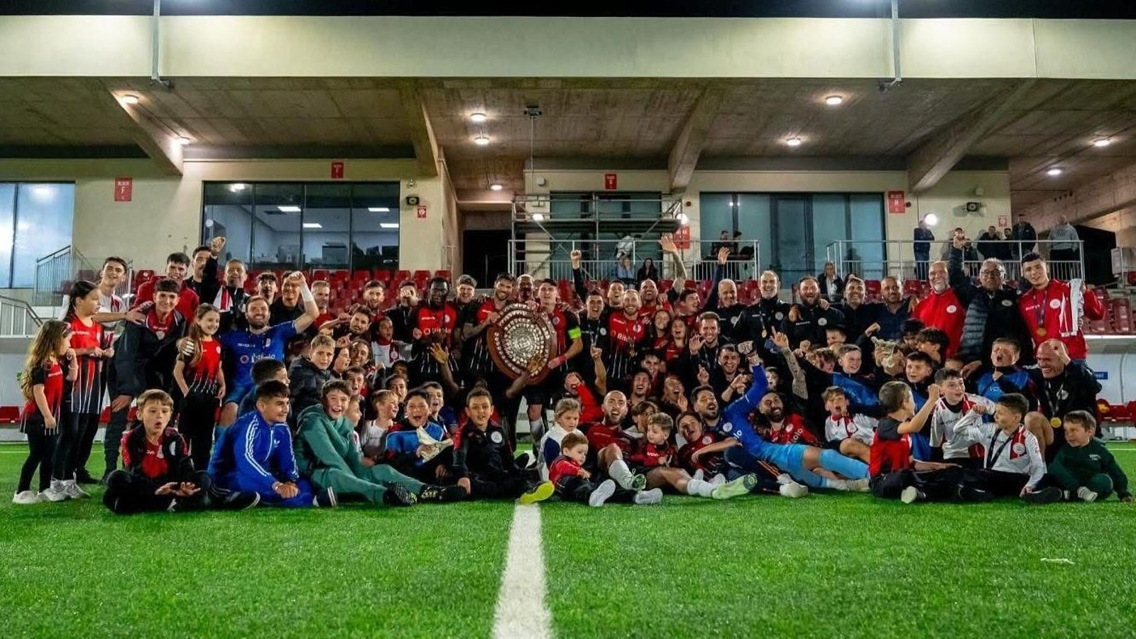 La plantilal del Lincoln y algunos aficionados celebra el título de liga