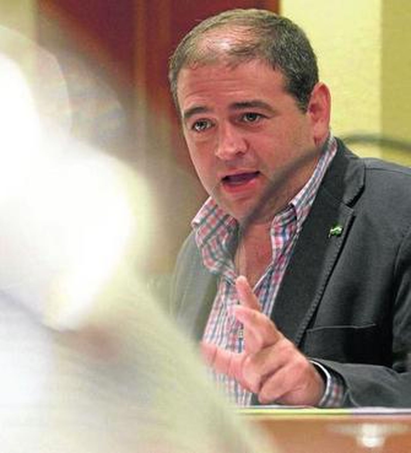 El alcalde barreño, Jorge Romero, durante la rueda de prensa ofrecida ayer con los detalles del embargo judicial.