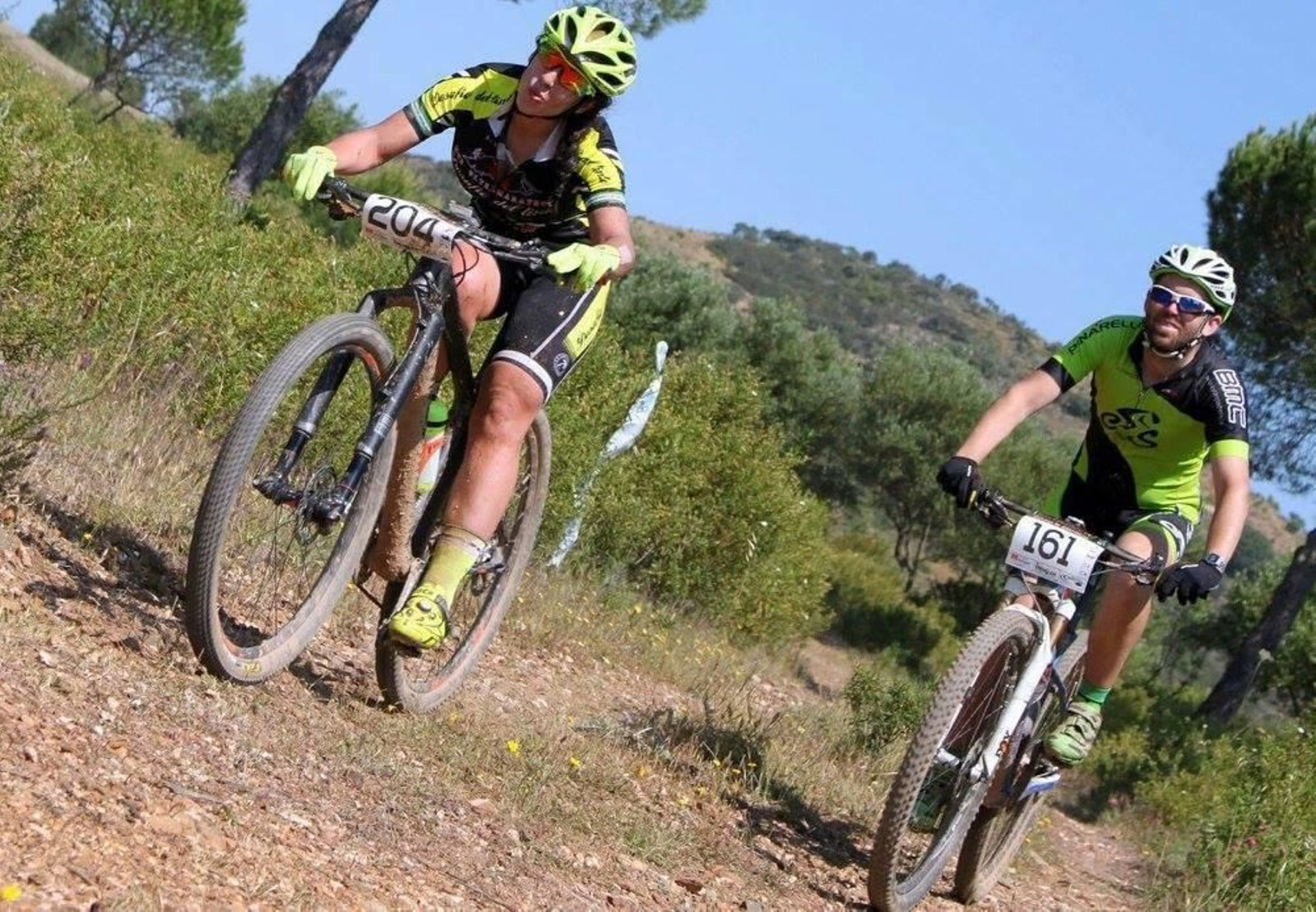 Dos ciclistas, en pleno esfuerzo en una prueba celebrada en Castillejos.