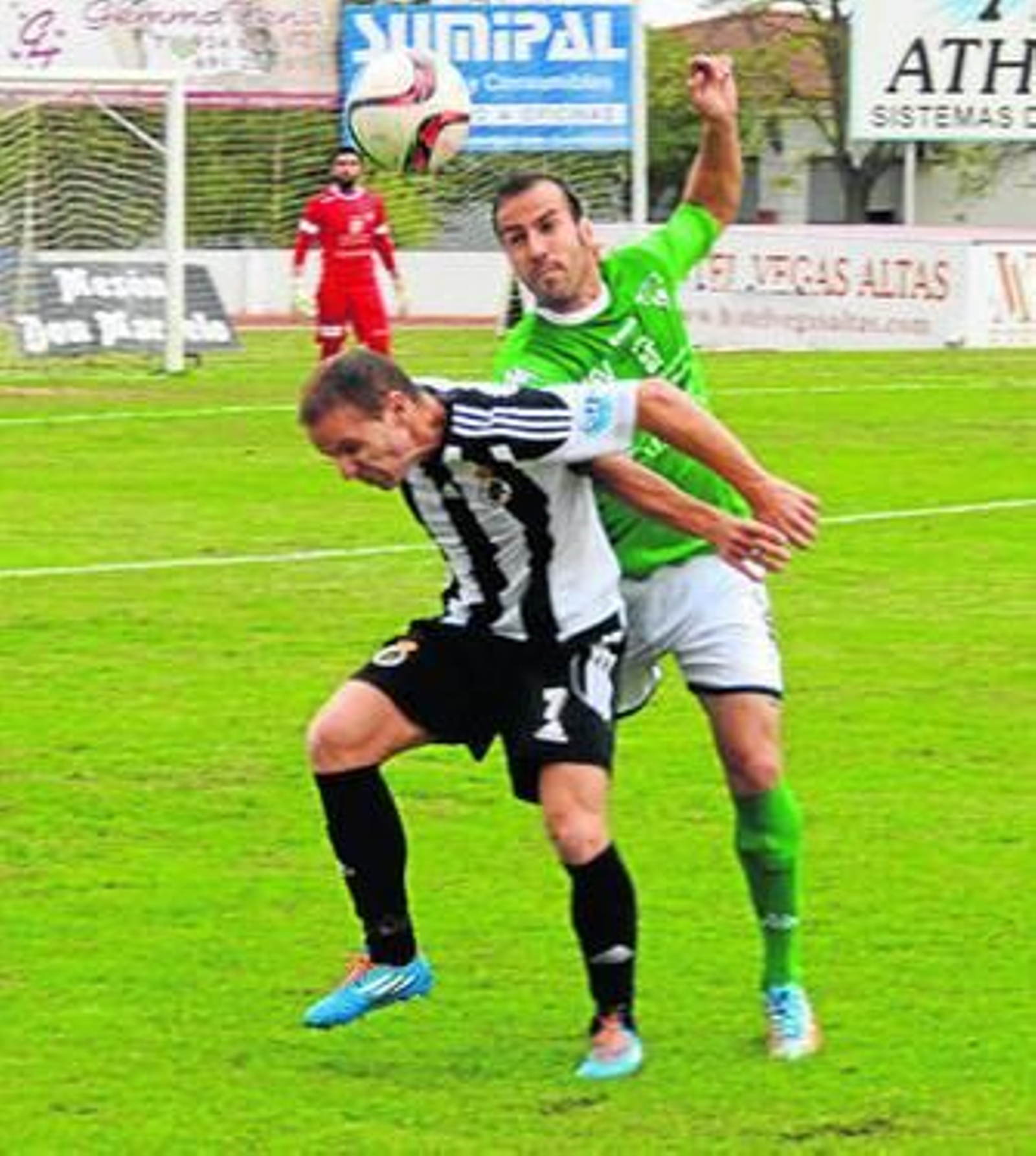 Juampe es obstaculizado por un adversario, ayer en Villanueva.