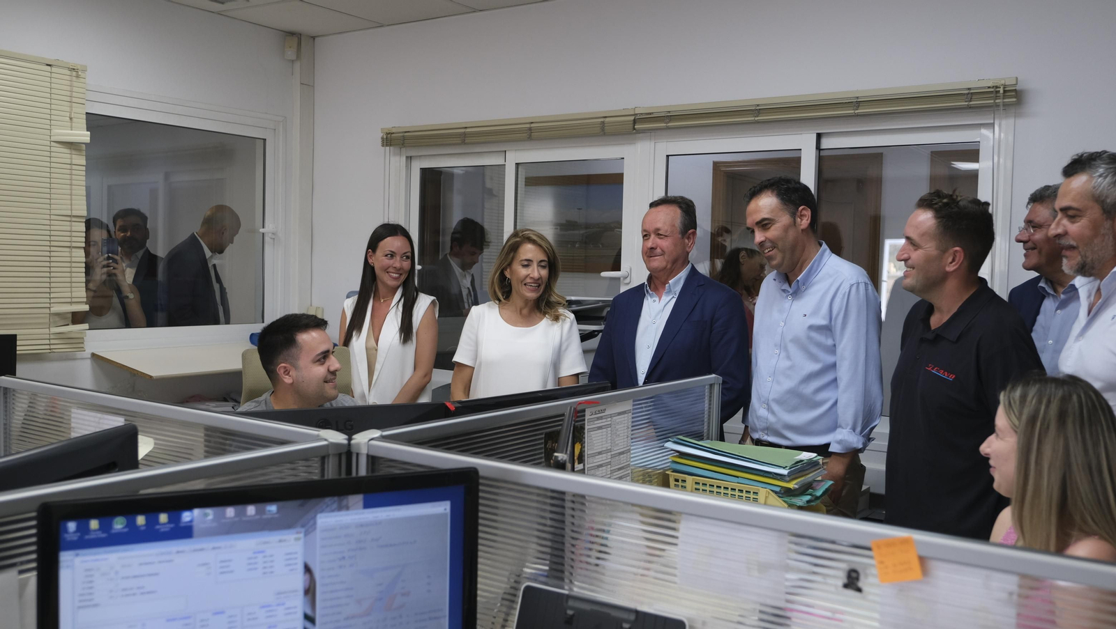 Imágenes de la visita de la Ministra Raquel Sánchez a Transportes J. Cano, en Antas