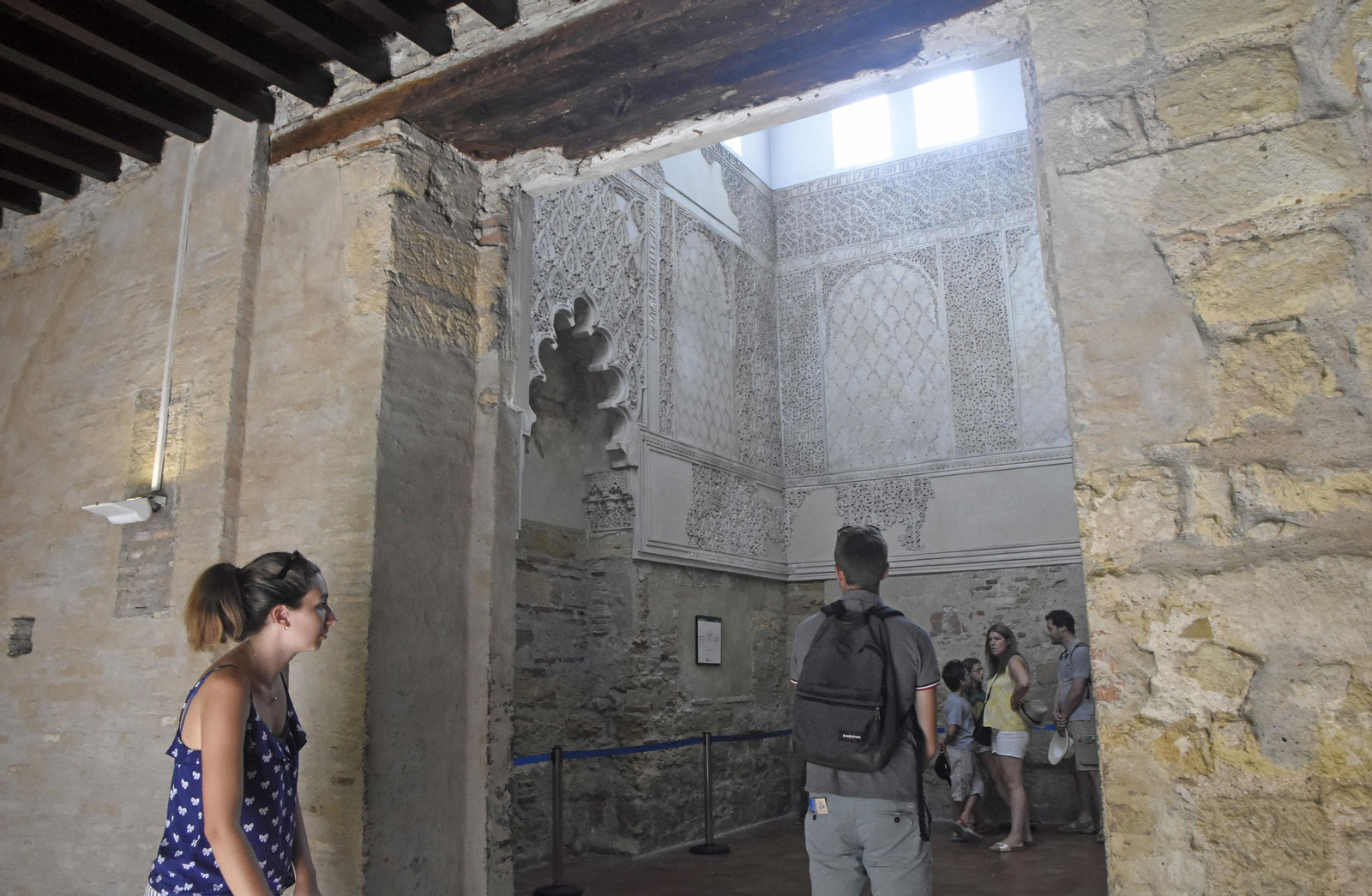 Turistas en el interior de la Sinagoga de Córdoba.