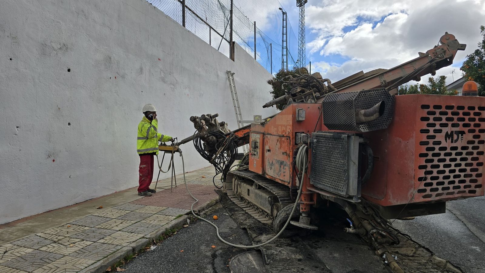 Un operario trabajando en la zona.
