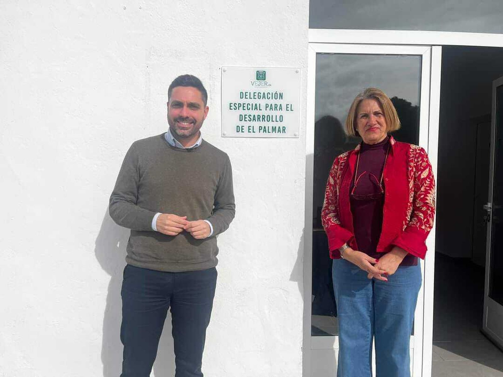 El alcalde de Vejer, Antonio González, junto a la edil, Dolores de Melo, en la Oficina del Palmar.