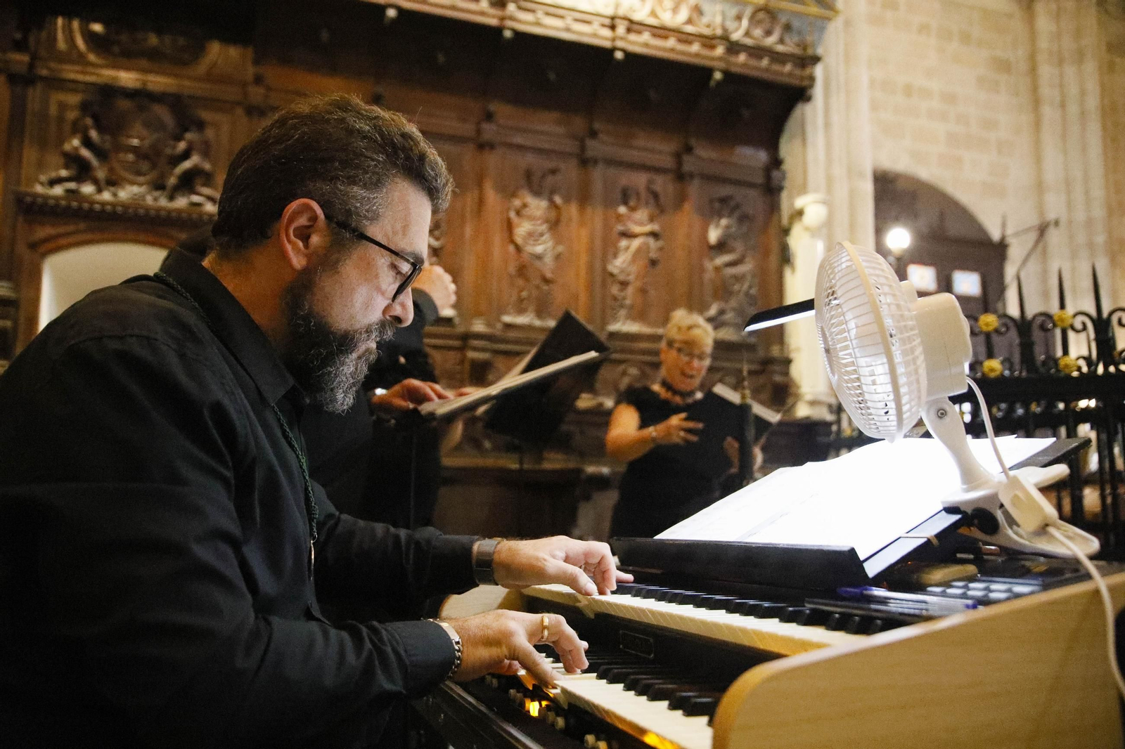 Las imágenes de la santa misa estacional presidida por el obispo de Almería, con la interpretación de Anacrusa