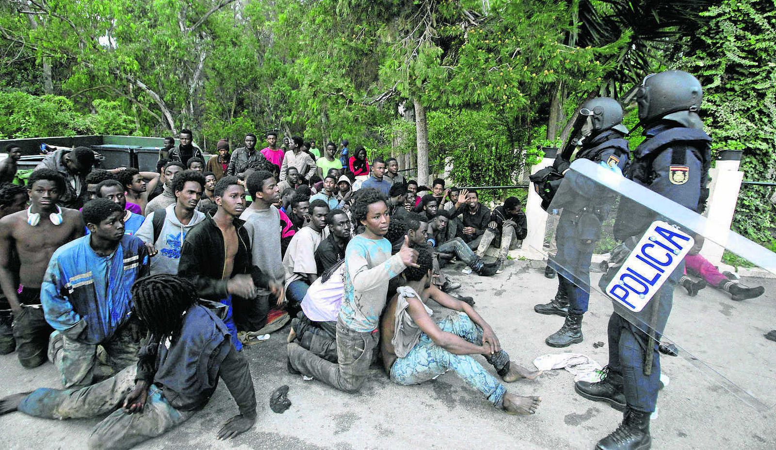 Algunos de los 500 inmigrantes que accedieron el pasado 17 de febrero a Ceuta en una entrada masiva saltando la valla por la frontera del Tarajal.
