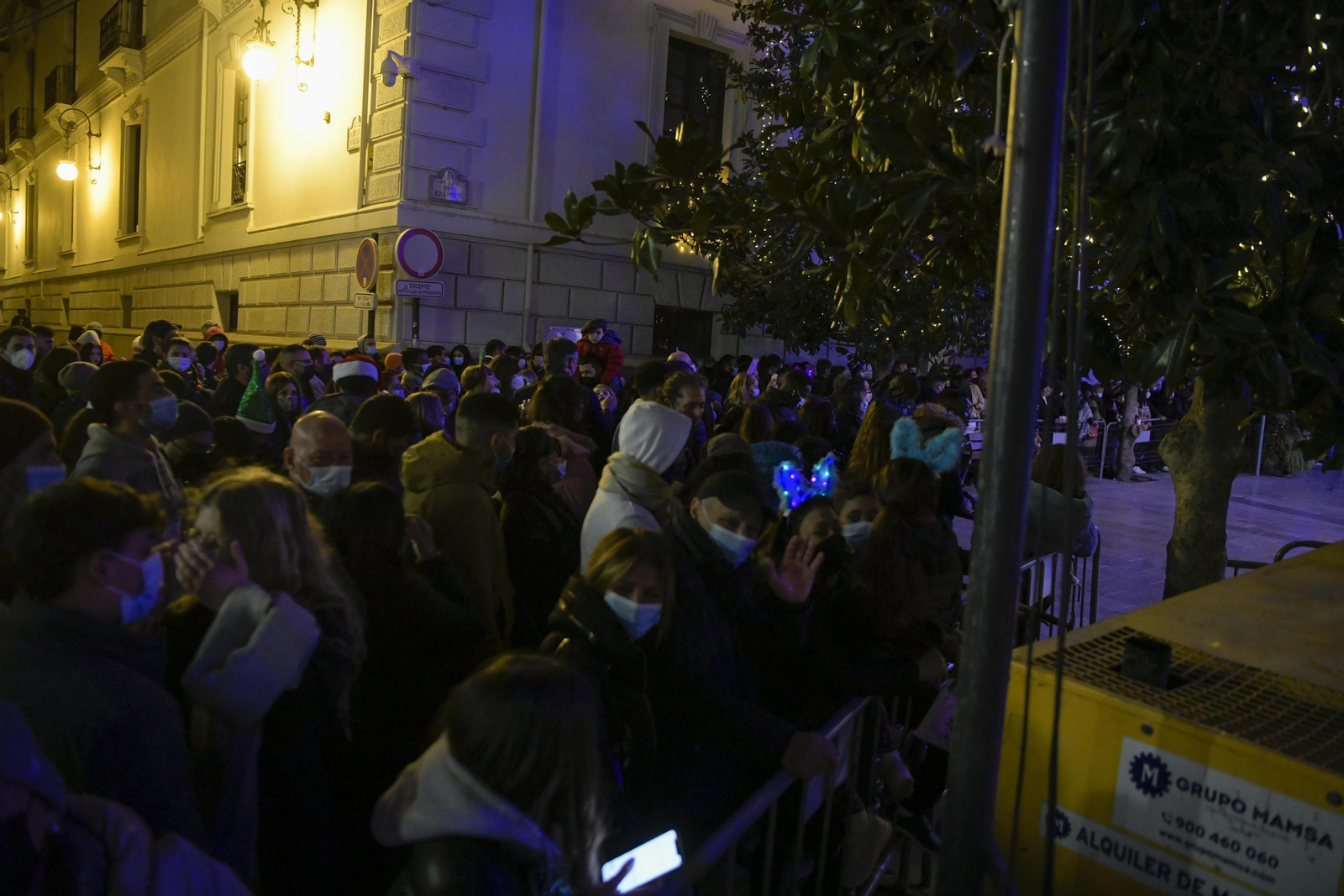 Así fue la Nochevieja 2021 en Granada, en imágenes: uvas en una Plaza del Carmen vallada y ambiente de fiesta en la calle