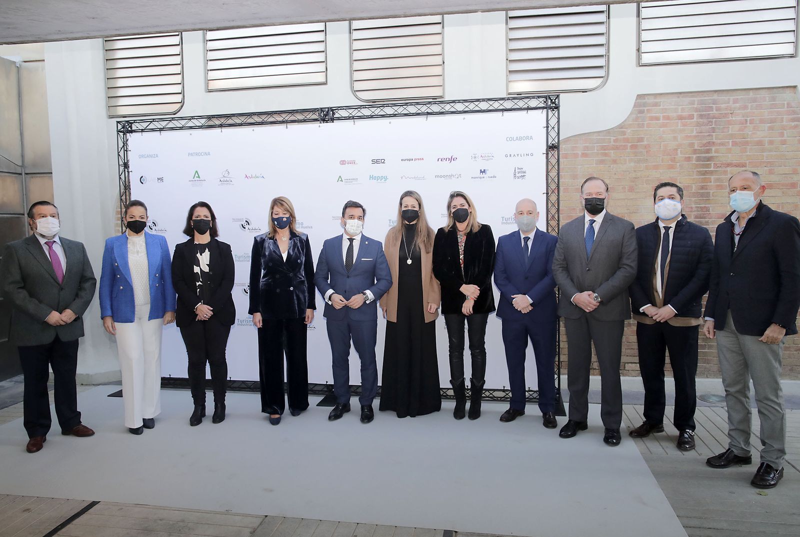 Autoridades y representantes institucionales en el acto de inauguración.