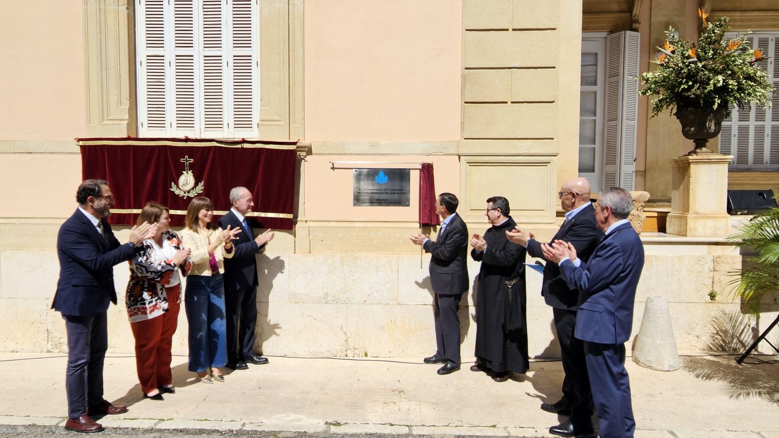 Momento en que autoridades y responsables de la orden descubren la placa.