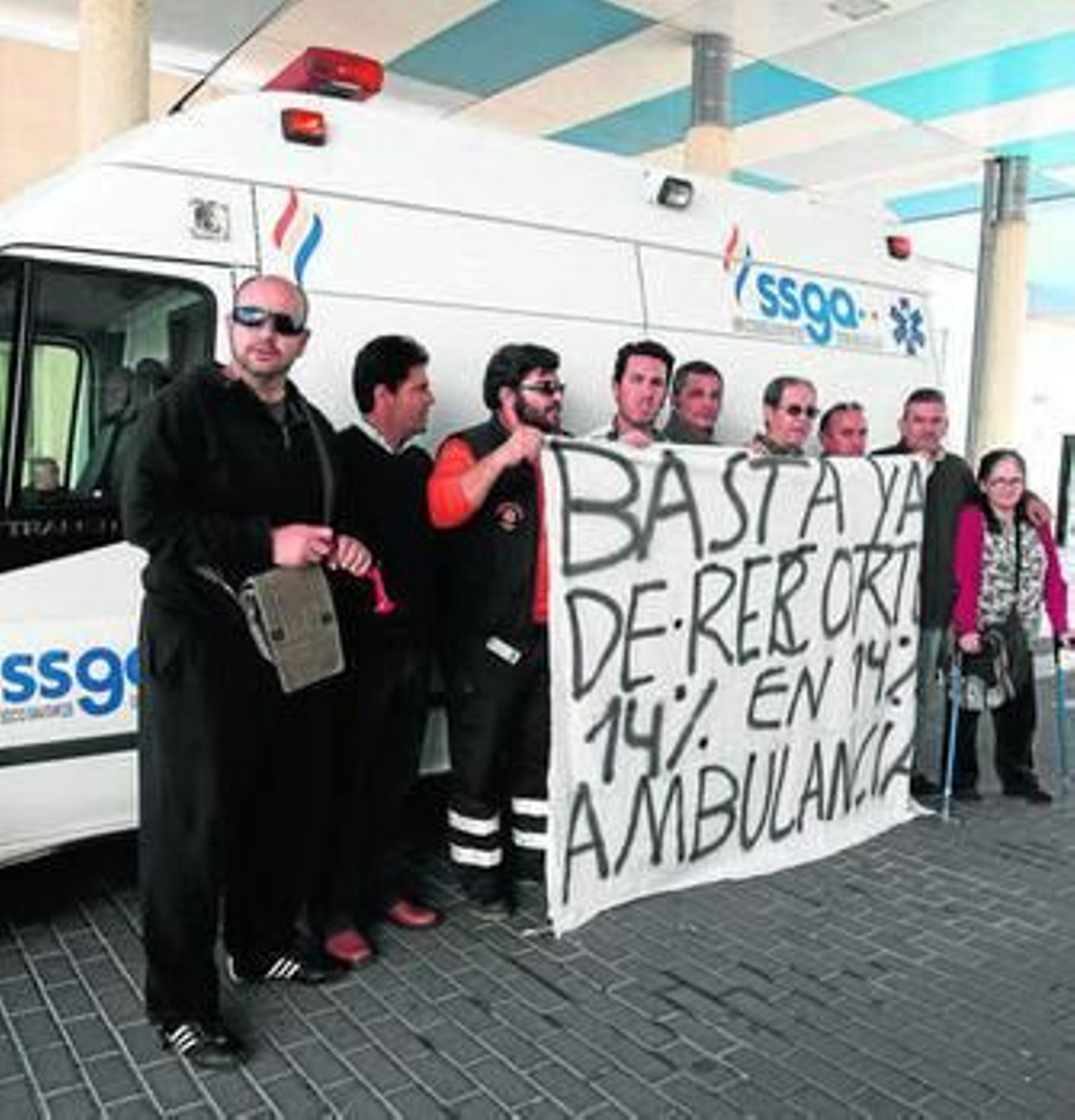 Personal de las ambulancias, durante el paro ayer en el hospital Punta Europa.