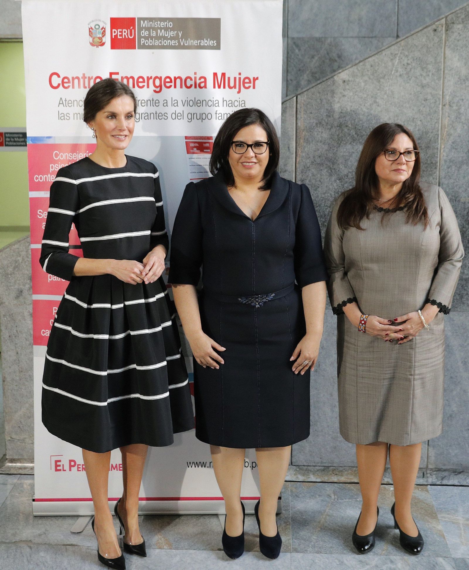 Doña Letiziaen uno de los Centros Emergencia Mujer junto a Maribel Carmen Díaz, esposa del presidente de Perú, y Ana María Mendieta, ministra de la Mujer.