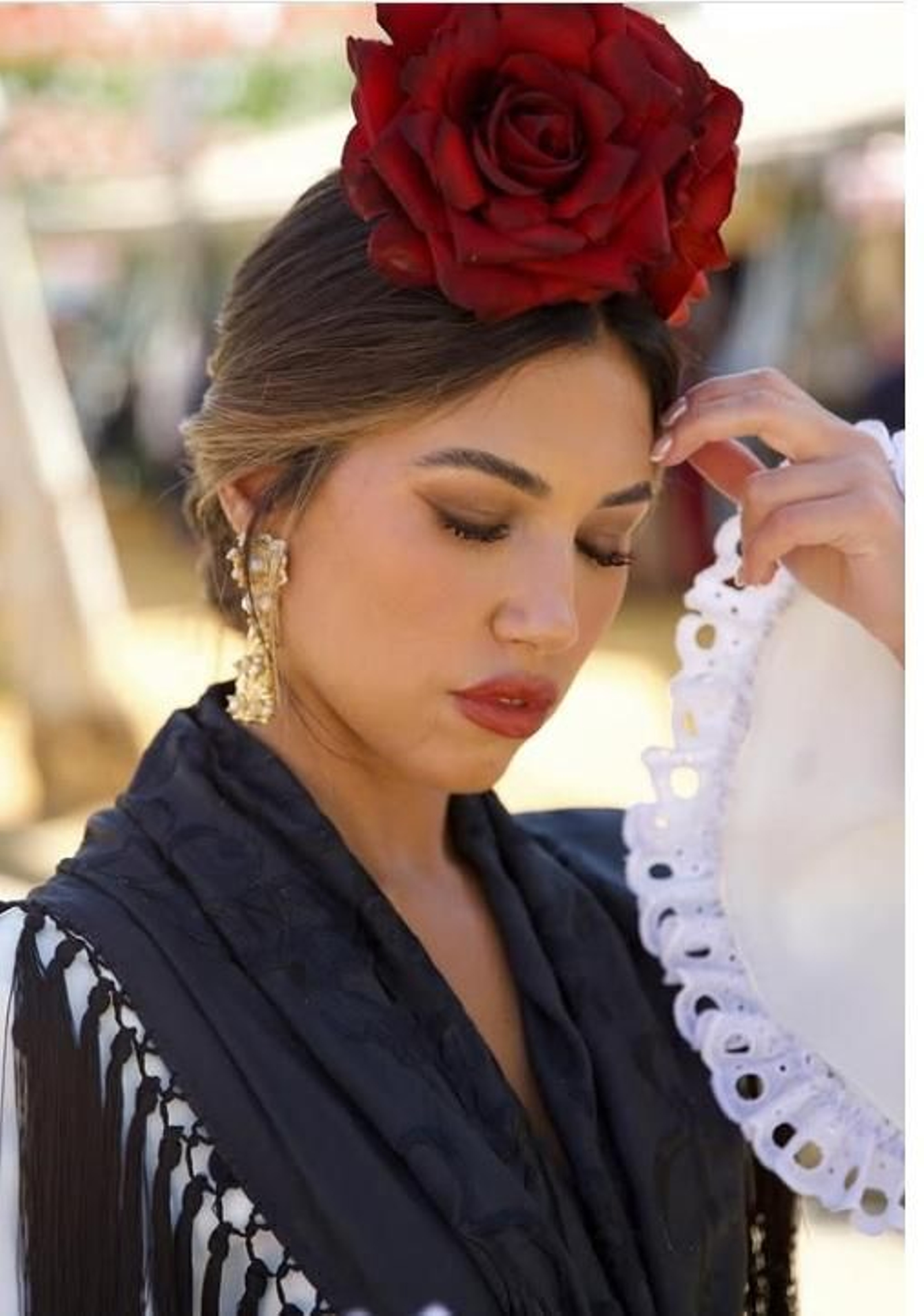 María Segarra vestida de flamenca con un recogido bajo despeinado.