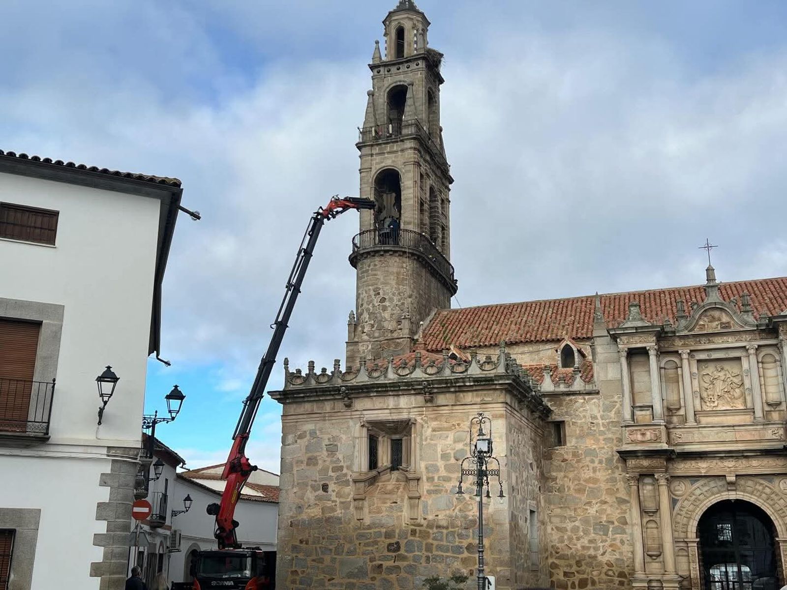 Retirada una campaña de la Catedral de la Sierra de Hinojosa del Duque para su restauración