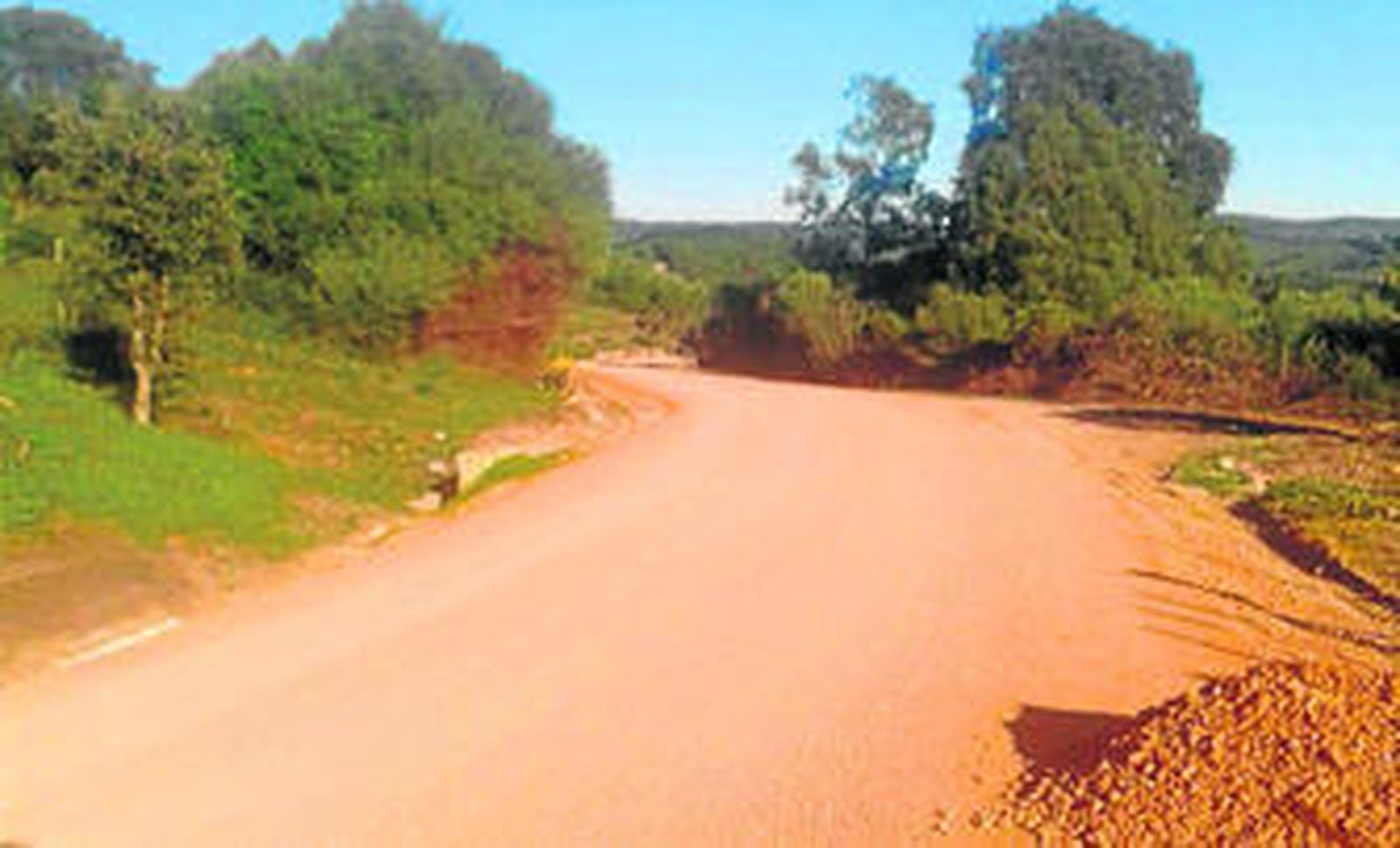La obra para convertir a la carretera de Facinas en una vía cicloturista está casi terminada.