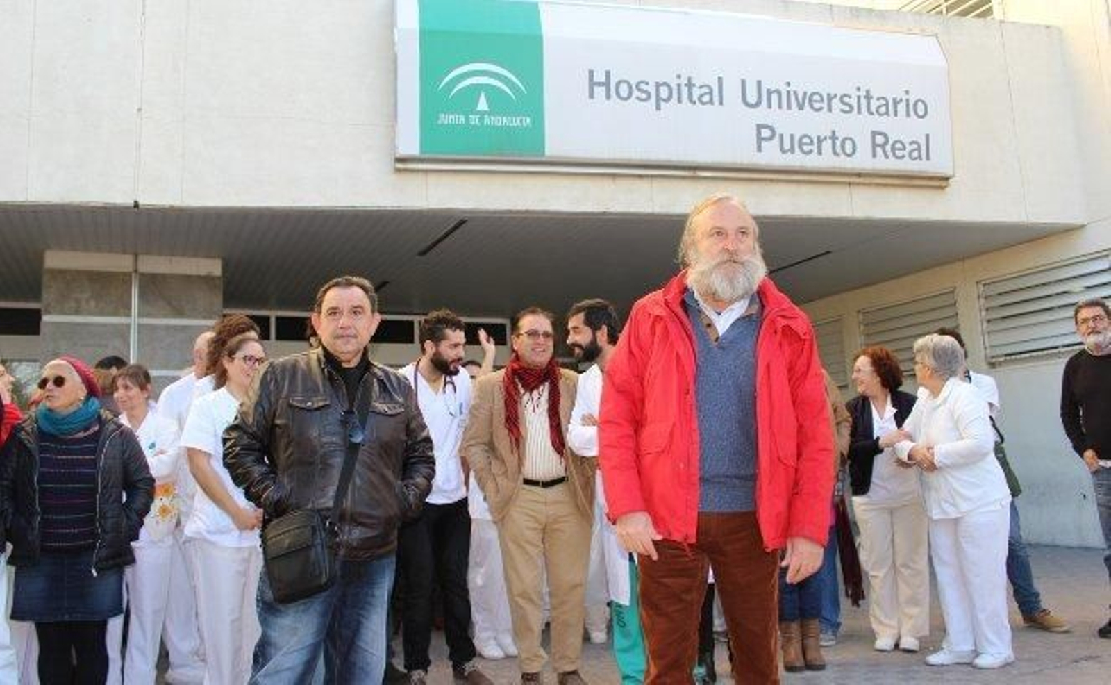 Los trabajadores, apoyando la presentación de la plataforma en la puerta del Hospital de Puerto Real.