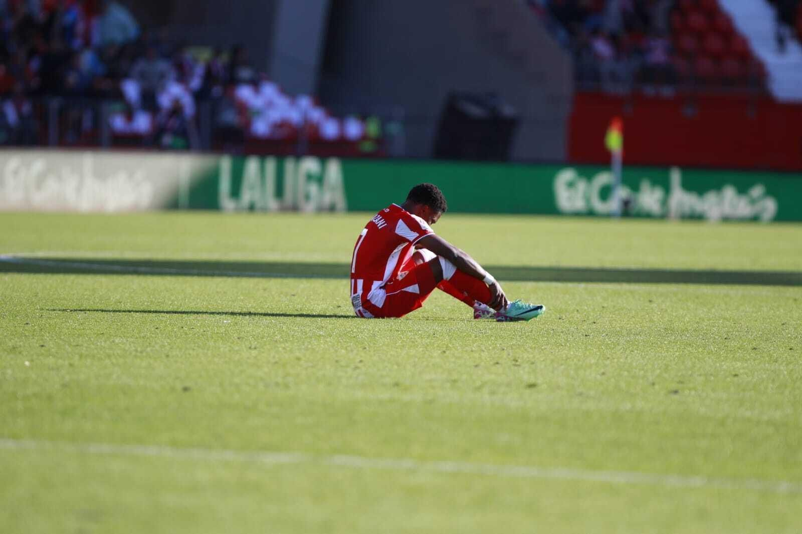 Largie Ramazani, hundido tras el final del encuentro.