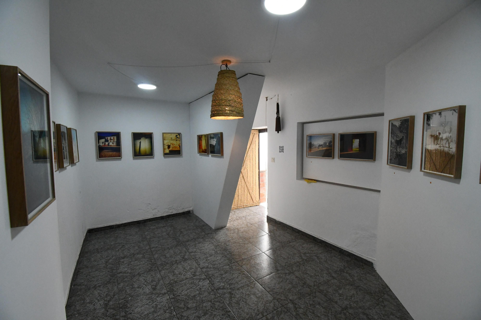 Sala de exposiciones en la residencia del cineasta y fotógrafo.