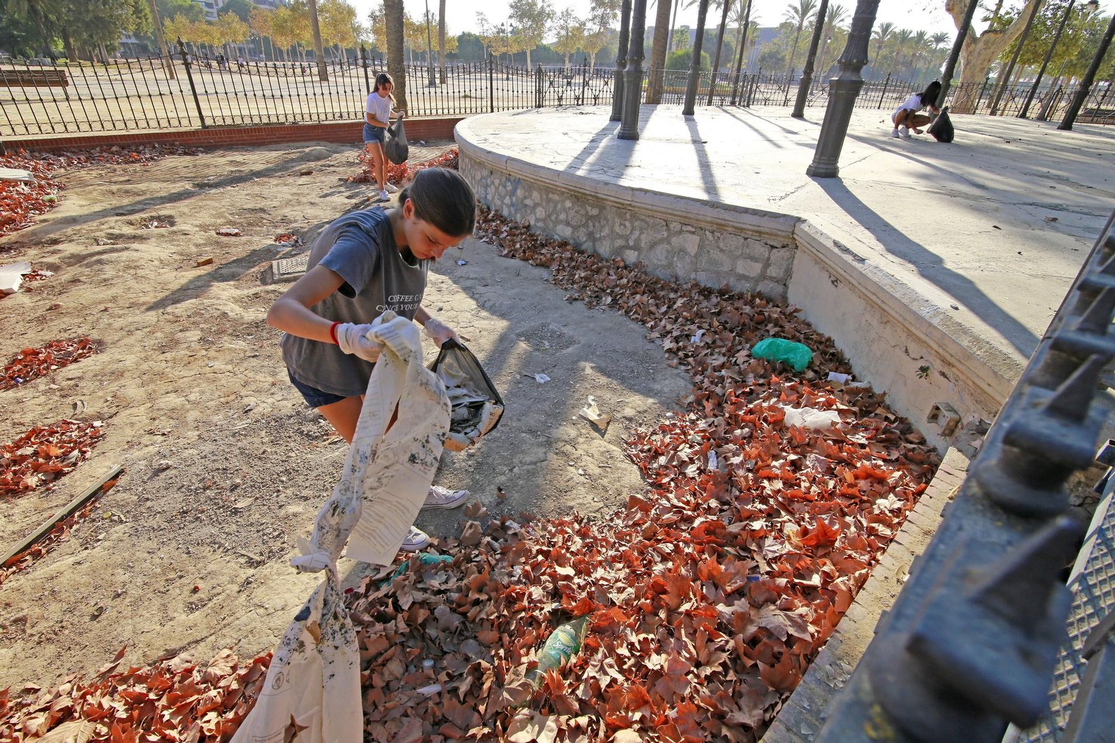 Imágenes del grupo juvenil Green Team Jerez limpiando en el Parque González Hontoria