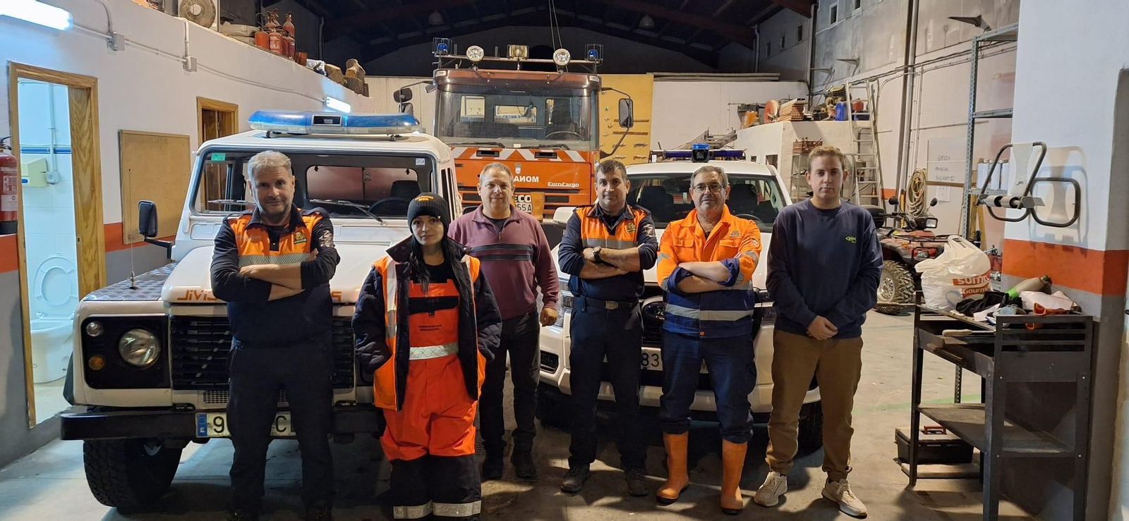 Imagen de los voluntarios junto al equipamiento desplazado hasta Valencia
