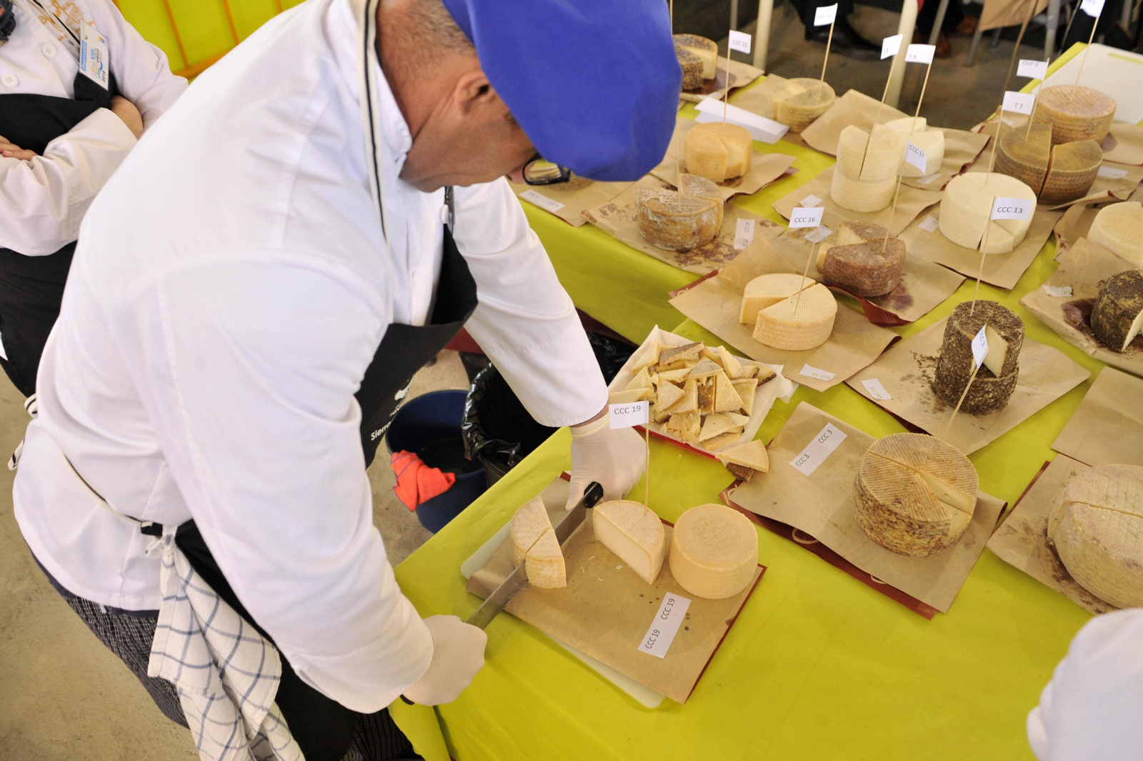 El Mercado de Quesos Andaluces estará abierto el sábado en horario de mañana de 11:00 a 19:00 y el domingo de 11:00 a 15:00 y los asistentes podrán catar y comprar quesos artesanos andaluces de cabra y oveja.