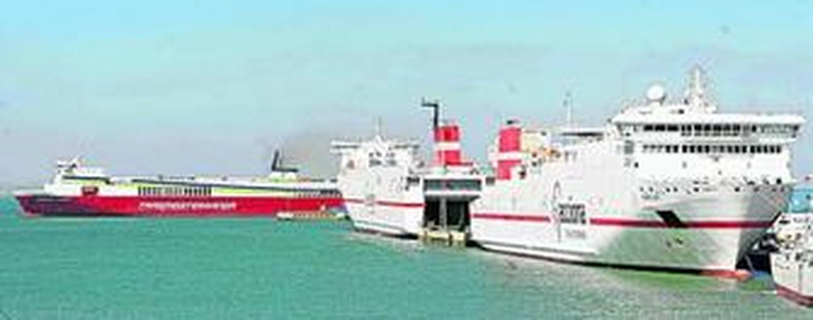 Ayer se dieron cita en el Marqués de Comillas el 'Canarias', el 'Baleares' (en el centro de los tres que aparecen en la foto), y el 'Murillo', en primer término.