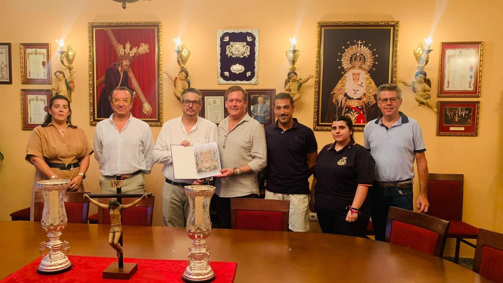 Miembros de la junta de gobierno junto al autor en el momento de la entrega de la marcha.